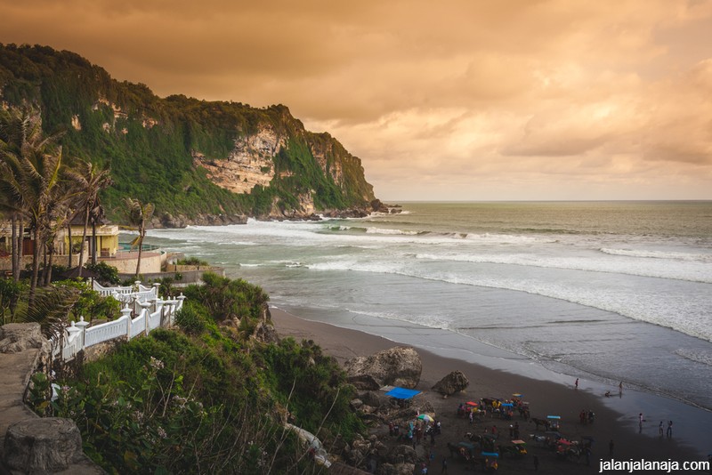15 Wisata Pantai di Jogja yang Sangat Hits dan Populer