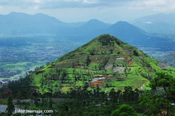 Gunung Sadahurip yang Berbentuk Piramida di Garut